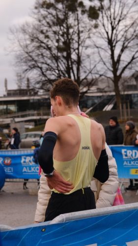 63FC7342-99C1-43D3-842A-43ABE239F09E 4 5005 c